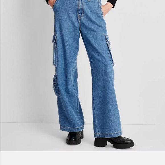 Universal Thread Women's High-Rise
Wide Leg Denim Jeans Cargo Pants
Streetwear - Picture 2 of 5